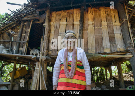 Eine 90 Jahre alte Yindu Chin-Frau mit Gesicht Tattoos Kanpetlet, Myanmar. Stockfoto