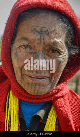 Eine Muun Chin-Frau mit Gesicht tätowiert, Mindat, Myanmar. Stockfoto