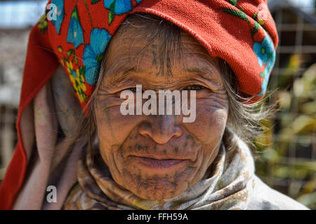Eine Muun Chin-Frau mit Gesicht tätowiert, Mindat, Myanmar. Stockfoto