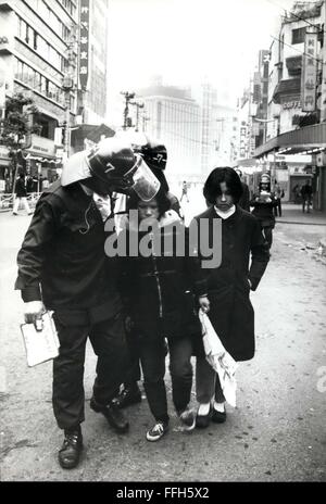 1980 - Unruhen in Tokio über Okinawa Rückfall Apanese radikalen Studenten protestieren gegen die USA und Japan Okinawa Rückfall Vereinbarung, gebrauchte Guerilla-Taktik und Molotov-Cocktails in einem Aufruhr in der Shibuya Bezirk von Tokio. Ein Polizist wurde getötet, nachdem er durch einen Molotow-Cocktail in Brand gesetzt wurde und von den Randalierern mit Stahlrohren geschlagen. Die Polizei verhaftete 312 Schüler, 61 davon Studentinnen. Mehr als 3.000 Polizei mit Tränengas Kanonen bewaffnet, und römische Schilde kämpften die Schüler. Alle 12.000 Polizisten wurden mobilisiert, um die wichtige Sehenswürdigkeiten in Tokio in einer Bemühung zu Steuerung Mobs zu kontrollieren. Foto: Zwei junge Studentinnen sind Stockfoto