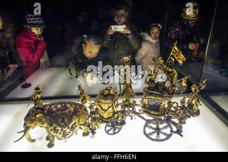 Peking, China. 10. Februar 2016. Touristen sehen eine Uhr im Palastmuseum, auch bekannt als die Verbotene Stadt, den Festtagen Frühlingsfest in Peking, Hauptstadt von China, 10. Februar 2016 angezeigt. Bildnachweis: Shen Bohan/Xinhua/Alamy Live-Nachrichten Stockfoto