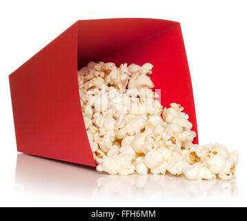 Roten Eimer mit gefallenen, Popcorn, isoliert auf weißem Hintergrund, Clipping-Pfad enthalten. Stockfoto