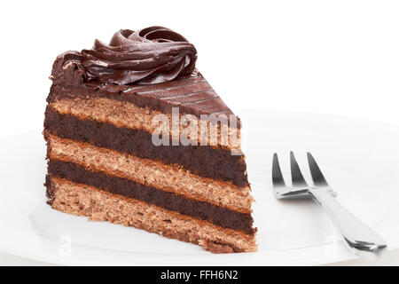 Stück Schokoladenkuchen auf weißen Teller, auf dem weißen Hintergrund isoliert. Stockfoto