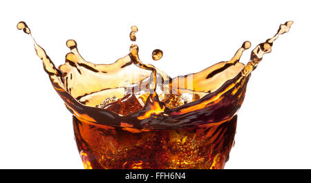 Splash aus Eis Würfel in ein Glas Cola, isoliert auf weißem Hintergrund, Clipping-Pfad enthalten. Stockfoto