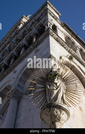 Madonna mit Kind an der Ecke von San Michele in Foro, Lucca, Toskana Stockfoto