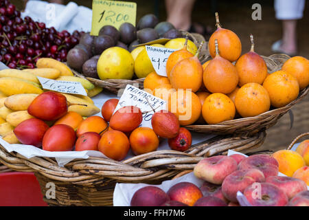 Frische exotische Früchte im Mercado Dos Lavradores. Funchal, Madeira Stockfoto