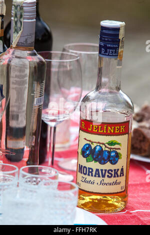 Flaschen Alkohol auf Karneval, tschechischen Dorf Stockfoto