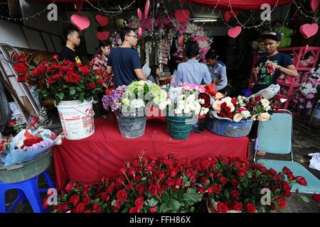 Surabaya, Indonesien. 14. Februar 2016. Indoesians kaufen Rosen auf eine traditionelle Blumenmarkt während Valentinstag. Rosen, Pralinen, Teddybären, Hello Kitty, Herz Spielzeug, Kerzen und Karten sind alle Teile des Valentines Tages und Bestellungen erhöhen deutlich in den Wochen vor dem Valentinstag am 14. Februar gefeiert. Bildnachweis: Robertus Pudyanto/Pacific Press/Alamy Live-Nachrichten Stockfoto