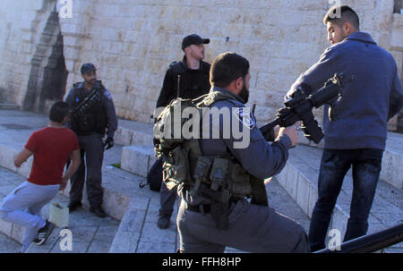 Jerusalem, Jerusalem, Palästina. 13. Februar 2016. Israelische Polizisten verhaften einen palästinensischen Mann am Damaskus-Tor, Haupteingang zur Altstadt von Jerusalem am 13. Februar 2016 Credit: Mahfouz Abu Türke/APA Bilder/ZUMA Draht/Alamy Live News Stockfoto