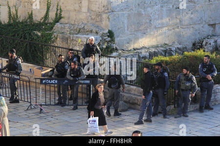 Jerusalem, Jerusalem, Palästina. 13. Februar 2016. Israelischen Grenzpolizisten stehen Wache am Damaskus-Tor, Haupteingang zur Altstadt von Jerusalem am 13. Februar 2016 Credit: Mahfouz Abu Türke/APA Bilder/ZUMA Draht/Alamy Live News Stockfoto