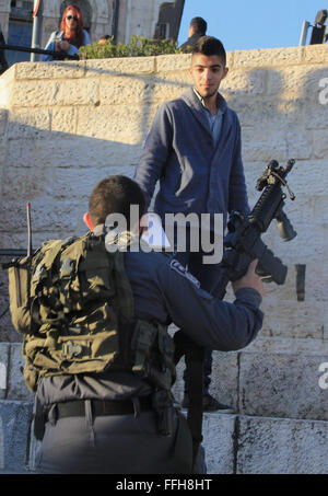 Jerusalem, Jerusalem, Palästina. 13. Februar 2016. Israelische Polizisten verhaften einen palästinensischen Mann am Damaskus-Tor, Haupteingang zur Altstadt von Jerusalem am 13. Februar 2016 Credit: Mahfouz Abu Türke/APA Bilder/ZUMA Draht/Alamy Live News Stockfoto