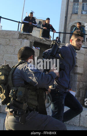 Jerusalem, Jerusalem, Palästina. 13. Februar 2016. Israelische Polizisten verhaften einen palästinensischen Mann am Damaskus-Tor, Haupteingang zur Altstadt von Jerusalem am 13. Februar 2016 Credit: Mahfouz Abu Türke/APA Bilder/ZUMA Draht/Alamy Live News Stockfoto