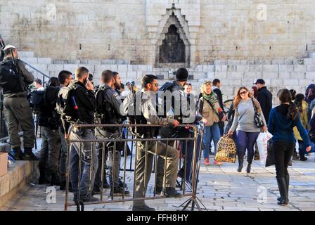 Jerusalem, Jerusalem, Palästina. 13. Februar 2016. Israelischen Grenzpolizisten stehen Wache am Damaskus-Tor, Haupteingang zur Altstadt von Jerusalem am 13. Februar 2016 Credit: Mahfouz Abu Türke/APA Bilder/ZUMA Draht/Alamy Live News Stockfoto