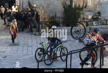 Jerusalem, Jerusalem, Palästina. 13. Februar 2016. Palästinenser vor Damaskus-Tor, Haupteingang zur Altstadt von Jerusalem am 13. Februar 2016 gehen Kredit: Mahfouz Abu Türke/APA Bilder/ZUMA Draht/Alamy Live News Stockfoto