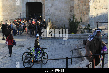 Jerusalem, Jerusalem, Palästina. 13. Februar 2016. Palästinenser vor Damaskus-Tor, Haupteingang zur Altstadt von Jerusalem am 13. Februar 2016 gehen Kredit: Mahfouz Abu Türke/APA Bilder/ZUMA Draht/Alamy Live News Stockfoto