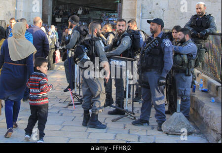 Jerusalem, Jerusalem, Palästina. 13. Februar 2016. Israelischen Grenzpolizisten stehen Wache am Damaskus-Tor, Haupteingang zur Altstadt von Jerusalem am 13. Februar 2016 Credit: Mahfouz Abu Türke/APA Bilder/ZUMA Draht/Alamy Live News Stockfoto