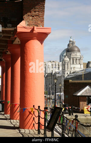 Blick von der Tate Liverpool Art Gallery, Albert Dock, Liverpool in Richtung des Leber-Gebäudes. Stockfoto