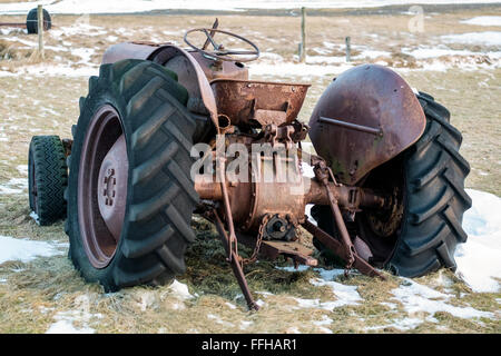 Rusty Traktor aufgegeben in Island Stockfoto