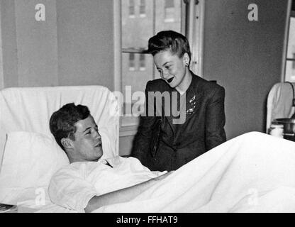 Anglo-amerikanische Filmschauspielerin OLIVIA de HAVILLAND besuchen uns Naval Air Station Krankenhaus in Kodiak, Alaska, 20. März 1944 Stockfoto