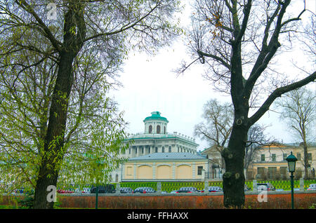 Aleksandrowski Garten in der Stadt Moskau, Garten, Natur, Straße, Bäume, eine Lampe, Stadt, Moskau, Russland, fallen spät fallen, gelb Stockfoto