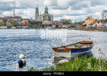 Ruderboot am Fluss Shannon mit Athlone Cathedral im Hintergrund, Irland Stockfoto