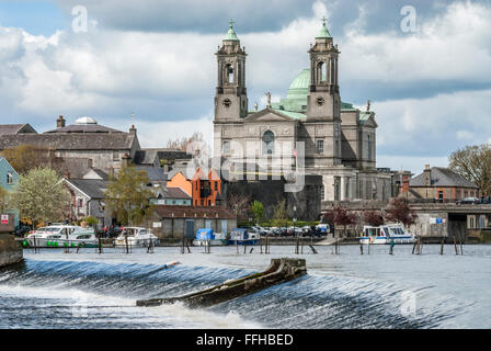 Athlone Cathedral am Fluss Shannon, Irland Stockfoto