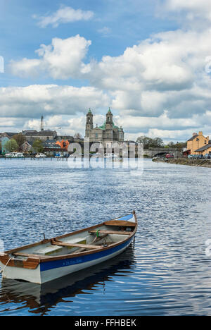 Ruderboot am Fluss Shannon mit Athlone Cathedral im Hintergrund, Irland Stockfoto