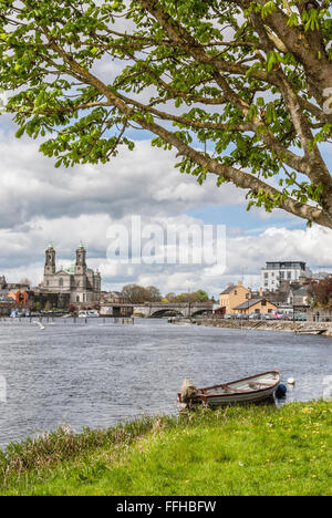 Ruderboot am Fluss Shannon mit Athlone Cathedral im Hintergrund, Irland Stockfoto