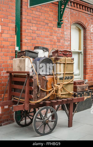 Historische Gepäckwagen voll von alten Koffer und Taschen an den Cobh Heritage Center, Irland Stockfoto