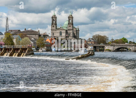 Athlone Cathedral am Fluss Shannon, Irland Stockfoto