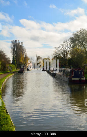 Kanalboote vertäut am Grand Union Canal in der Nähe von Stoke Bruerne, Northamptonshire, England Stockfoto