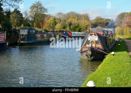 Kanalboote vertäut am Grand Union Canal in der Nähe von Stoke Bruerne, Northamptonshire, England Stockfoto
