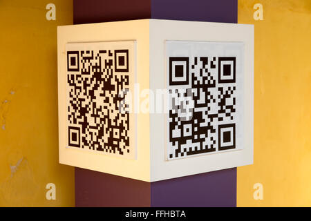 Black And White Cube zeigt Quick-Response-Code oder QR-Code mit einer Website verknüpfen Stockfoto