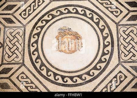 Römische Mosaik Medusa archäologische Display im Inneren der Alcazar Palast, Cordoba, Spanien Stockfoto