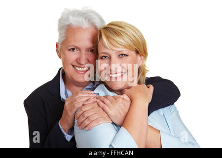 Zwei glückliche ältere Frauen umarmen einander Stockfoto