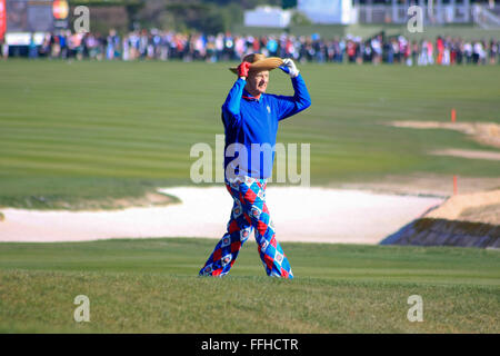 Bill Murray spielt Golf während der AT&T pro PGA Golf Tour-Event in Pebble Beach auf den Klippen an den Pazifischen Ozean Stockfoto