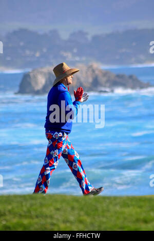 Bill Murray spielt Golf während der AT&T pro PGA Golf Tour-Event in Pebble Beach auf den Klippen an den Pazifischen Ozean Stockfoto