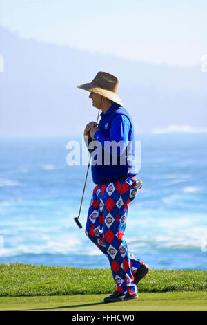 Bill Murray spielt Golf während der AT&T pro PGA Golf Tour-Event in Pebble Beach auf den Klippen an den Pazifischen Ozean Stockfoto