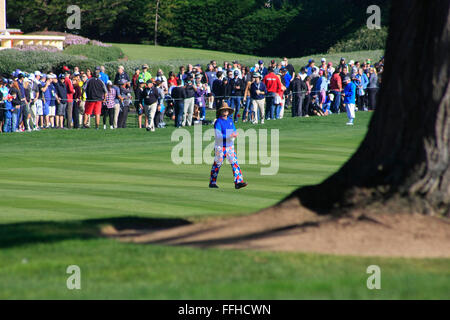 Bill Murray spielt Golf während der AT&T pro PGA Golf Tour-Event in Pebble Beach auf den Klippen an den Pazifischen Ozean Stockfoto