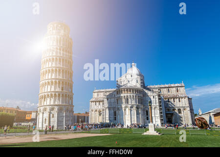 PISA, Italien - 21. September 2015: Blick auf historische alte Pisa Kathedrale in Domplatz in Pisa, Italien, am blauen Wolkenhimmel Stockfoto