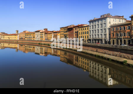 PISA, Italien - 21. September 2015: Blick von historischen Gebäuden entlang des Flusses in Pisa, Italien am strahlend blauen Himmelshintergrund. Stockfoto