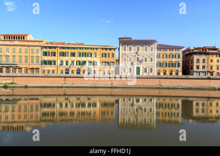 PISA, Italien - 21. September 2015: Blick von historischen Gebäuden entlang des Flusses in Pisa, Italien am strahlend blauen Himmelshintergrund. Stockfoto