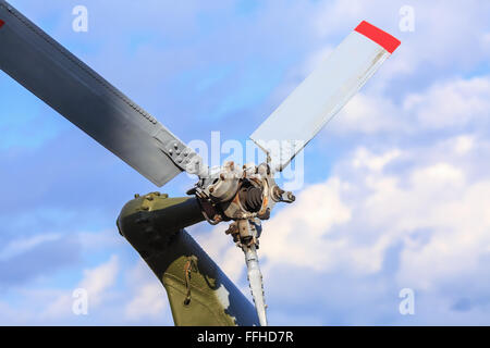 Nahaufnahme des Propellers Heck des Hubschraubers alten blauen Himmel im Hintergrund. Stockfoto