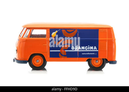 Alten VW-Bus mit Orangina-Logo auf weißem Hintergrund Stockfoto