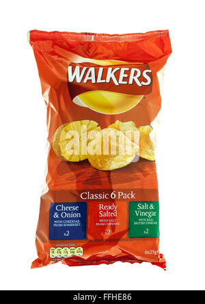 Walkers Chips classic six-Pack isoliert auf einem weißen Hintergrund. Wanderer ist ein britischer Snack Stockfoto