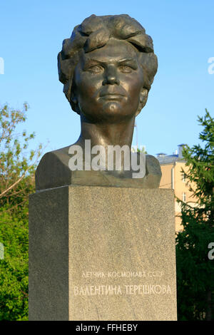 Statue des sowjetisch/russischen weiblichen Kosmonauten Valentina Vladimirovna Tereshkova (1937) im Kosmonauten Alley in Moskau, Russland Stockfoto