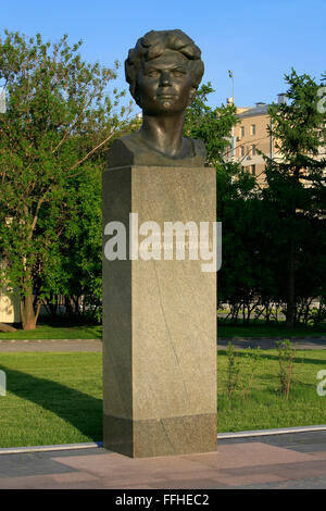 Statue des sowjetisch/russischen weiblichen Kosmonauten Valentina Vladimirovna Tereshkova (1937) im Kosmonauten Alley in Moskau, Russland Stockfoto