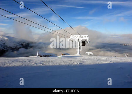 Jasna Resort, LIPTAUER, Slowakei - 19. Januar 2013: blauer Himmel mit Wolken und neuen modernen Aufzug Funitel in Jasna, Liptauer Region Stockfoto