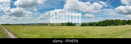 Panoramablick in der Nähe von Avening, Gloucestershire, Teil des Bereichs Cotswold von außergewöhnlicher natürlicher Schönheit im Vereinigten Königreich Stockfoto