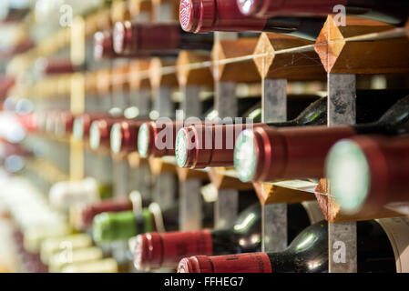 Gesammelten Flaschen Wein Racks in einem gut sortierten privaten. temperaturgeregelte Weinkeller Stockfoto